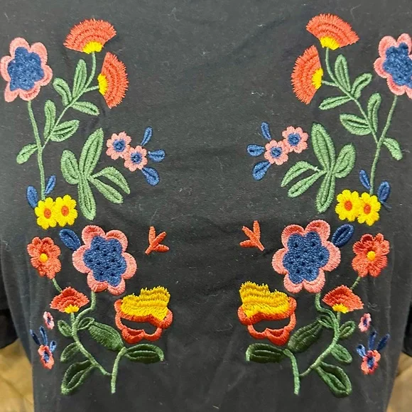 EUC Amaryllis Black Ruffle Sleeve Floral Embroidered Top Sz L - Picture 9 of 16